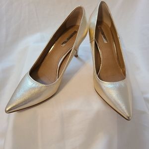 Brand new pale gold pump